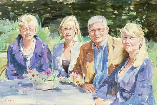 Geschilderd familieportret van vier personen aan een tafel in de tuin.